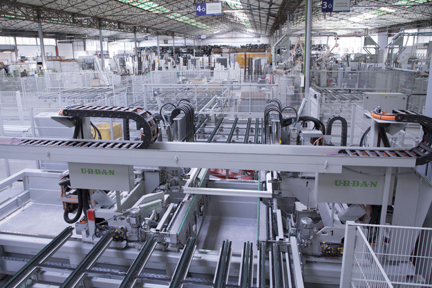 Maquinaria avanzada en una planta de fabricación de ventanas, diseñada para la producción de alta precisión.